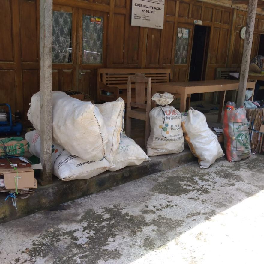 Sampah Jadi Tabungan, Ibu-Ibu RT 91 Padukuhan Anjir Mengikuti Program Bank Sampah.
